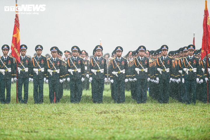 Sáng 16/8, hơn 16.300 chiến sĩ hợp luyện diễu binh trong mưa tại Trung tâm Huấn luyện Quân sự Quốc gia 4, Hà Nội. (Ảnh: Đắc Huy)