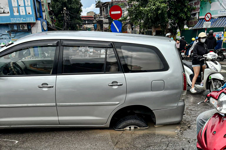Khu vực mặt đường sụt lún tại ngã tư Nguyễn Chí Thanh - Đê La Thành. (Ảnh: OFFB)