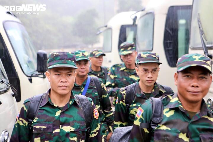 Các chiến sỹ Quân đội Lào sau khi làm thủ tục thông quan.