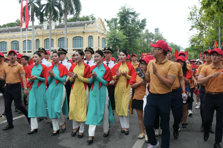 “Cùng Việt Nam tiến bước – 1 tỷ bước chân tiến vào kỷ nguyên mới” là một trong những hoạt động Vietnam Airlines triển khai nhân dịp kỷ niệm 80 năm đồng hành cùng đất nước.