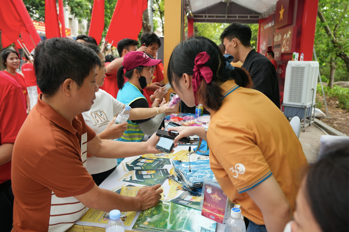 Gian hàng của Vietnam Airlines tại chương trình nổi bật với sản phẩm Lotus Pay.