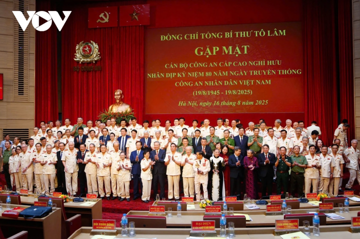 Tổng Bí thư Tô Lâm chụp ảnh lưu niệm cùng các đại biểu.