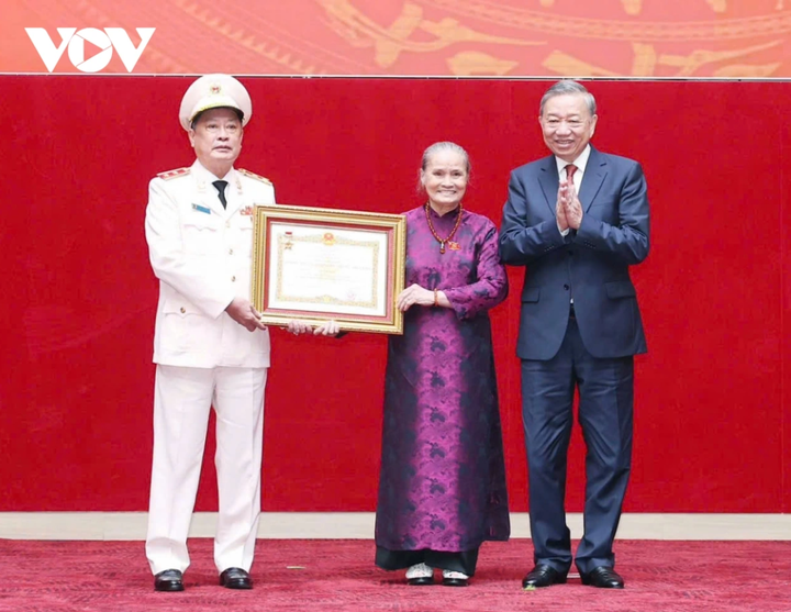 Thay mặt lãnh đạo Đảng, Nhà nước, Tổng Bí thư Tô Lâm đã trao danh hiệu “Anh hùng Lực lượng vũ trang nhân dân” cho đại diện gia đình cố Bộ trưởng Bộ Công an Lê Minh Hương.