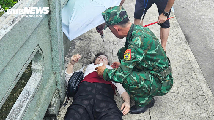 Cán bộ chiến sĩ Đồn biên phòng Cửa khẩu quốc tế Móng Cái sơ cứu nữ công dân Trung Quốc ngất xỉu trên cầu Bắc Luân 1.