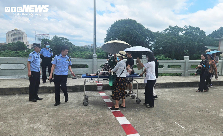 Cán bộ hải quan Trung Quốc tiếp nhận người phụ nữ tại khu vực cầu Bắc Luân 1.