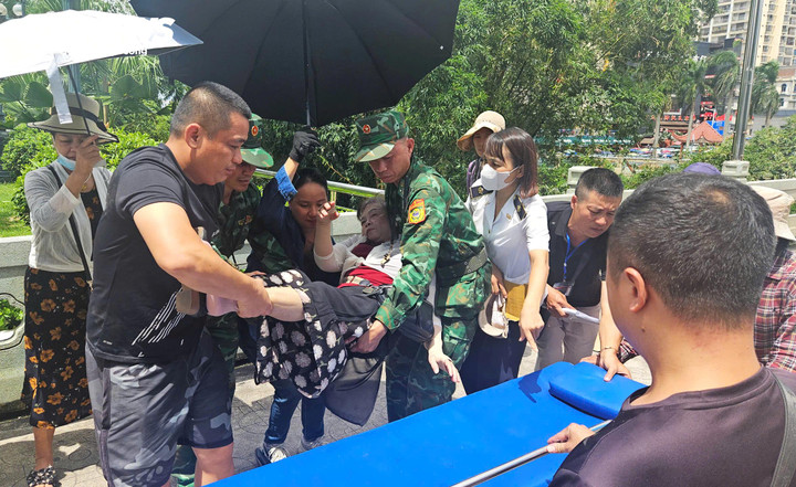 Sau khi được cứu tỉnh, nữ công dân Trung Quốc được chiến sĩ biên phòng cùng người dân đưa lên xe để bàn giao cho phía nước bạn.