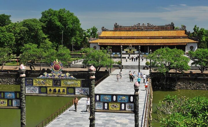 Mô hình hợp tác giữa chính quyền thành phố và doanh nghiệp công nghệ đóng vai trò then chốt trong tiến trình này, thúc đẩy các ứng dụng công tham gia sâu hơn vào đời sống kinh tế - xã hội. (Ảnh: TTXVN)