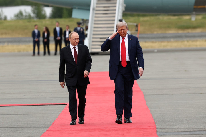 Ông Trump và ông Putin trên thảm đỏ.
