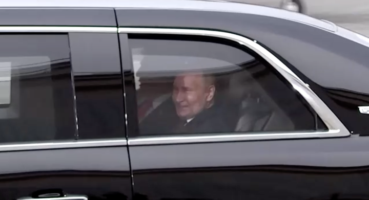 Ông Putin lên xe của ông Trump rời sân bay.