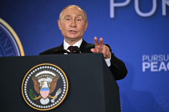 Tổng thống Vladimir Putin phát biểu trong cuộc họp báo chung với Tổng thống Donald Trump sau khi tham dự hội nghị thượng đỉnh Mỹ - Nga. (Ảnh: Getty)