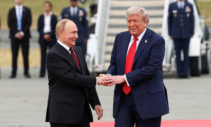 Nhà lãnh đạo Nga - Mỹ bắt tay tại căn cứ liên hợp Elmendorf-Richardson. (Ảnh: Reuters)