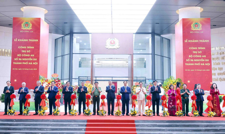 Tổng Bí thư Tô Lâm, Bộ trưởng Lương Tam Quang và các đại biểu thực hiện nghi thức cắt băng khánh thành Trụ sở Bộ Công an.