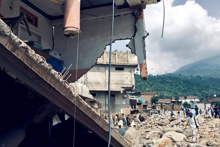 Một số khu vực ở hai nước láng giềng là Ấn Độ và Nepal cũng bị ảnh hưởng nặng nề bởi mưa lớn, lũ lụt và các sự cố liên quan đến mưa trong tuần qua.