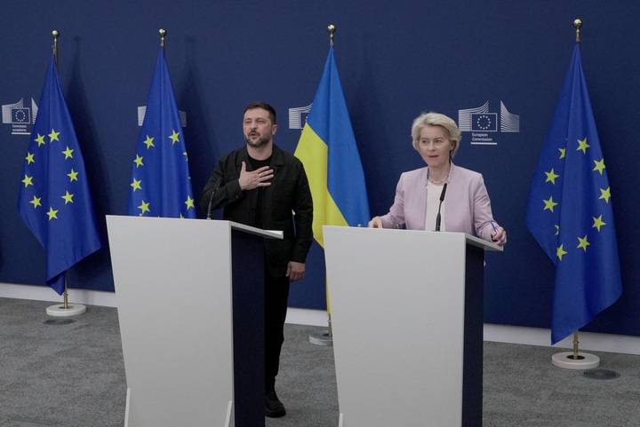 Chủ tịch Liên minh châu Âu EU và Tổng thống Ukraine Zelensky tổ chức họp báo tại Brussels, Bỉ. (Ảnh: Reuters)