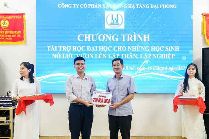 Ninh Bình: Trao học bổng trị giá hơn 2 tỷ đồng cho học sinh nghèo vượt khó - 1