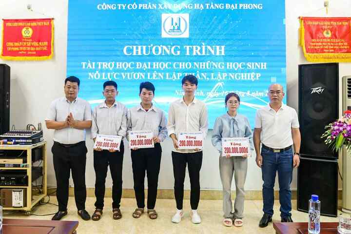 Ninh Bình: Trao học bổng trị giá hơn 2 tỷ đồng cho học sinh nghèo vượt khó - 2