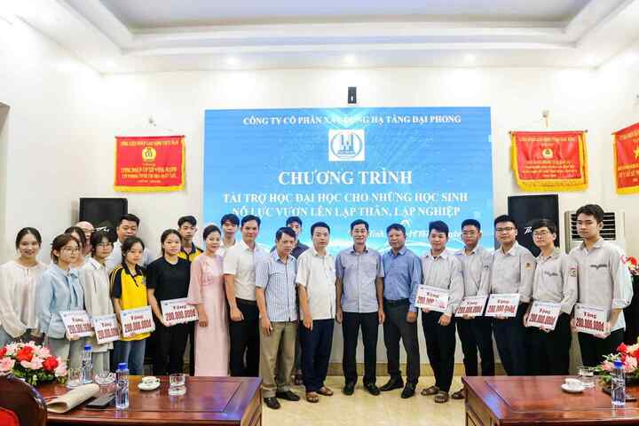 Ninh Bình: Trao học bổng trị giá hơn 2 tỷ đồng cho học sinh nghèo vượt khó - 3