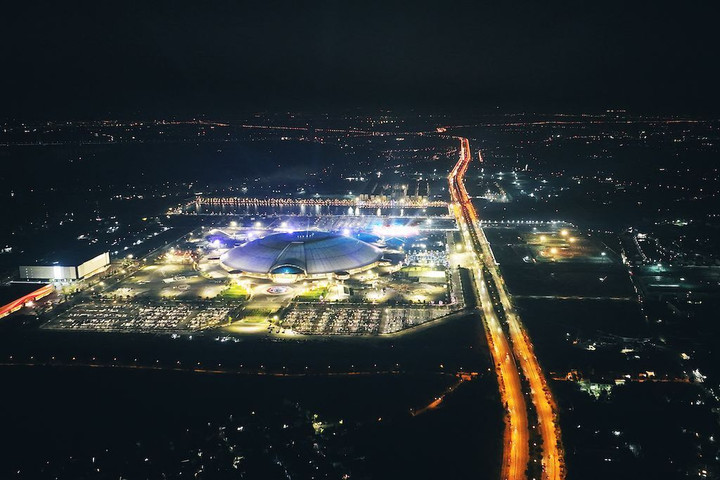 Kiến trúc hoành tráng của quần thể triển lãm nhìn từ trên cao.