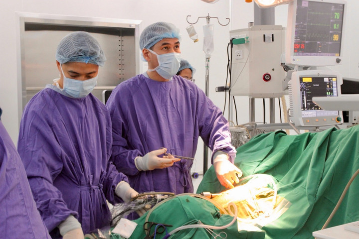 BS.CKII Phạm Việt Hùng cùng ekip thực hiện phẫu thuật cho người bệnh.