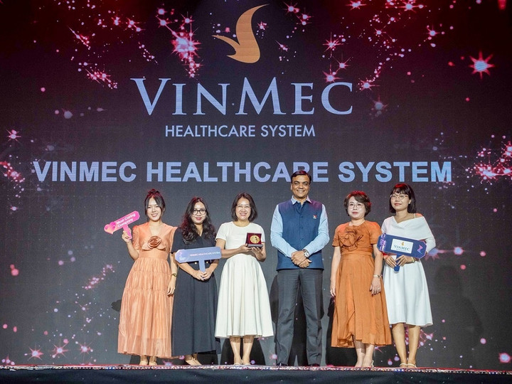 Đại diện Hệ thống Y tế Vinmec nhận Most Caring Company Awards tại Lễ trao giải HR Asia Awards 2025.