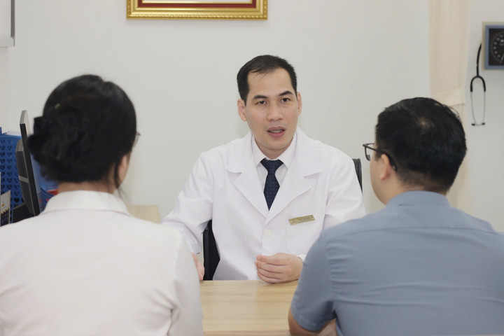 BS.CKII Phạm Việt Hùng tư vấn cho bệnh nhân.