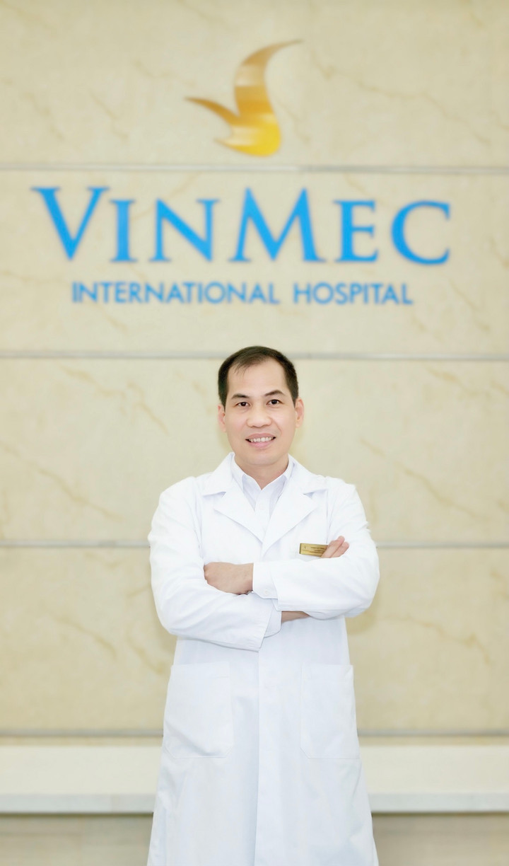 Thầy thuốc ưu tú, BSCKII Phạm Việt Hùng.