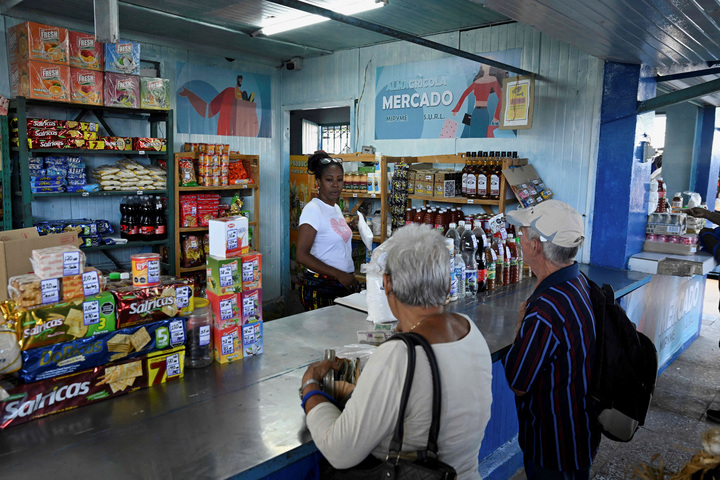 Người dân đến mua đồ ở một cửa hàng tại La Havana, Cuba. (Ảnh: Reuters)