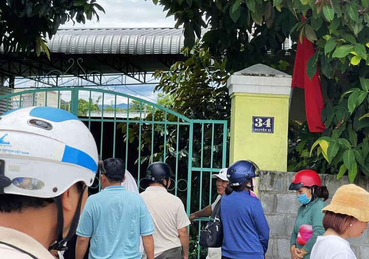 Người dân hỗ trợ dập lửa trước nhà ông Bùi Chí Cang. (Ảnh: Người dân cung cấp)
