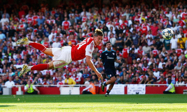 Gyokeres lần đầu tiên đá chính tại Ngoại Hạng Anh.