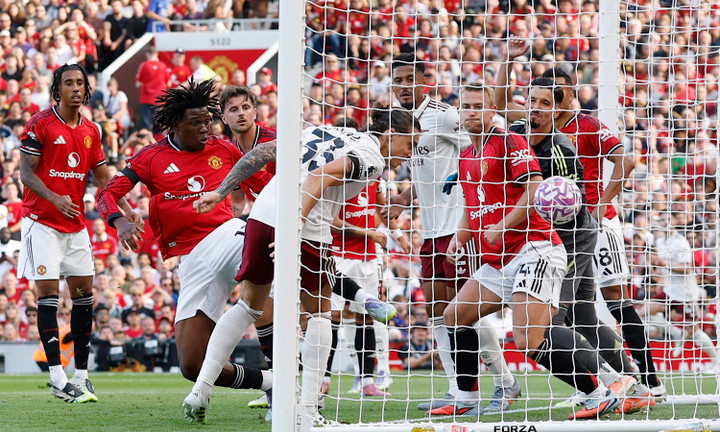 Arsenal ghi bàn bằng chiến thuật phạt góc quen thuộc. (Ảnh: Reuters)