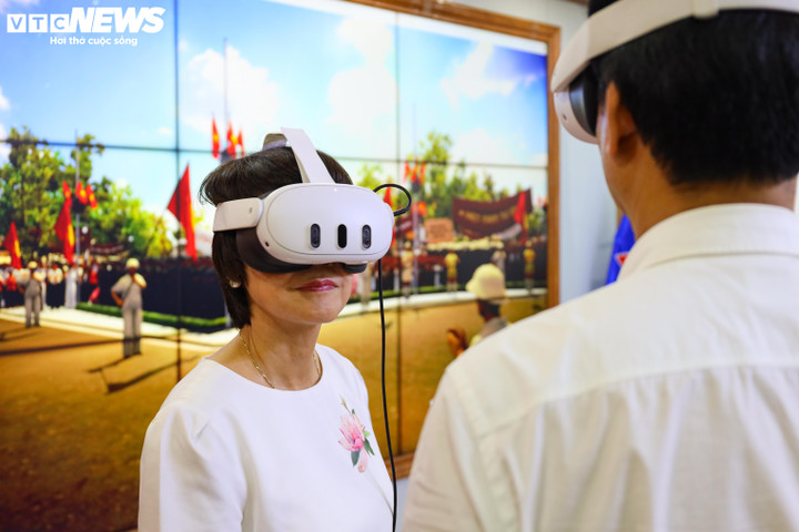 "Trở về thời khắc thiêng liêng" mang đến trải nghiệm chưa từng có, "xuyên không" thời gian trở về Quảng trường Ba Đình năm 1945, nghe Bác Hồ đọc Tuyên ngôn độc lập, hô vang lời thề giữ nước.