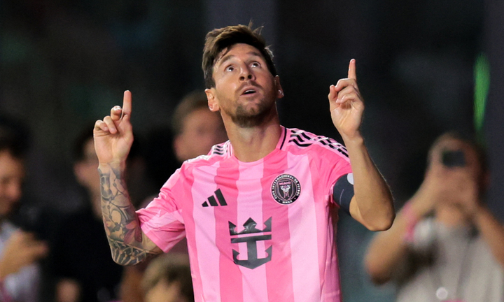 Messi gia hạn hợp đồng với Inter Miami.