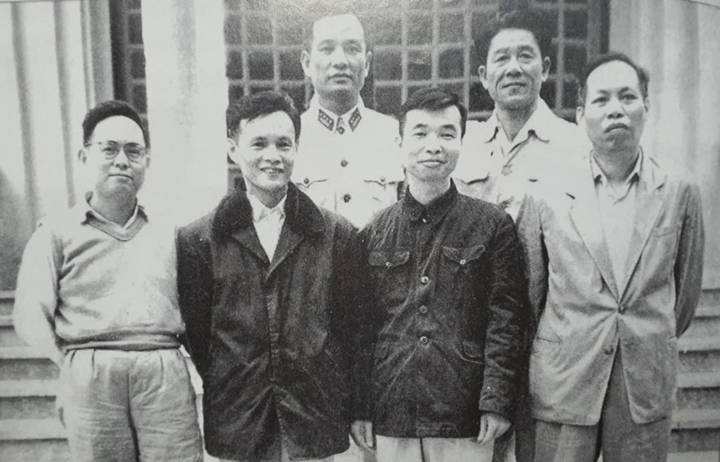 1945년 8월 혁명에 참여한 간부들과 회의를 하고 있는 응우옌 꾸엣 장군(앞줄 왼쪽에서 세 번째). (사진: 문서)