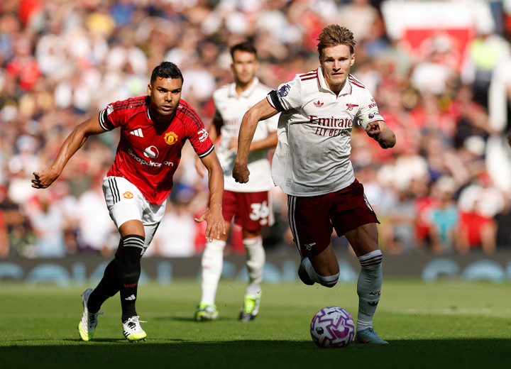 Các cầu thủ Arsenal rất nặng nề khi xử lý bóng. Man Utd thanh thoát hơn nhưng thiếu chính xác. (Ảnh: Reuters)