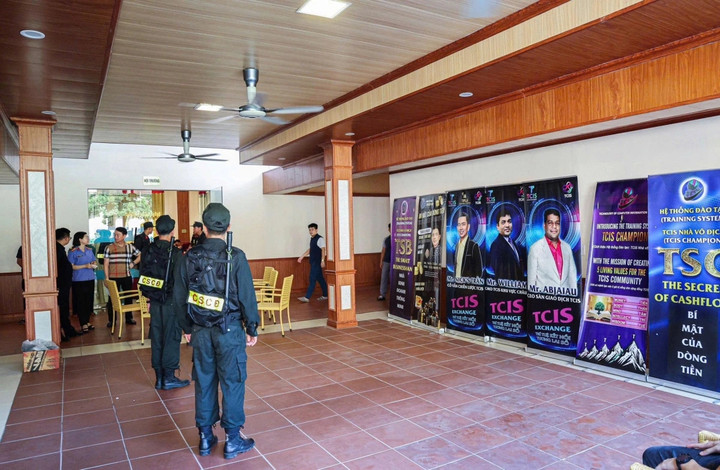 Cơ quan Công an tiến hành khám xét tại hội thảo. (Ảnh: CA)