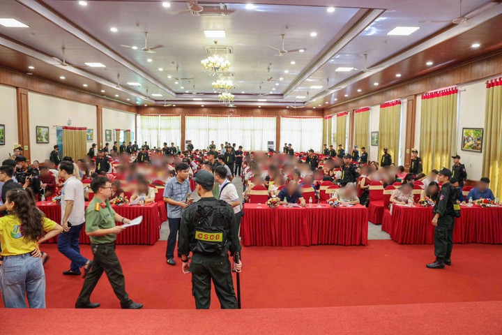 Công an kiểm tra đột xuất tại hội thảo hàng trăm người. (Ảnh: CA)