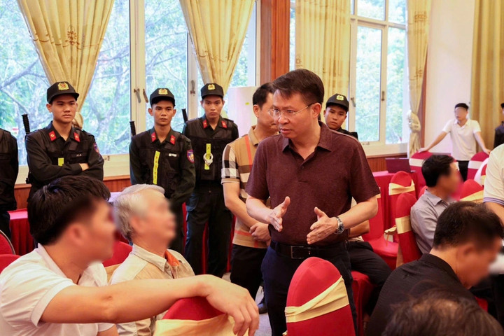 Thiếu tướng Nguyễn Minh Tuấn, Giám đốc Công an tỉnh trực tiếp chỉ đạo vụ bắt giữ, lấy lời khai đối tượng cầm đầu Nguyễn Chánh Đáng trong ổ nhóm tội phạm. (Ảnh: CAPT)