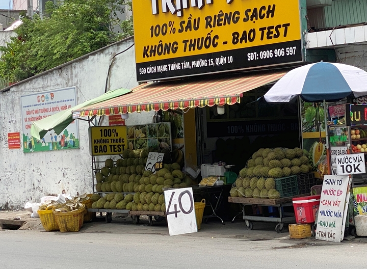 Nhiều vựa trái cây ở trung tâm TP.HCM bán sầu riêng với giá chỉ từ 40.000 - 60.000 đồng/kg. (Ảnh: Đại Việt)