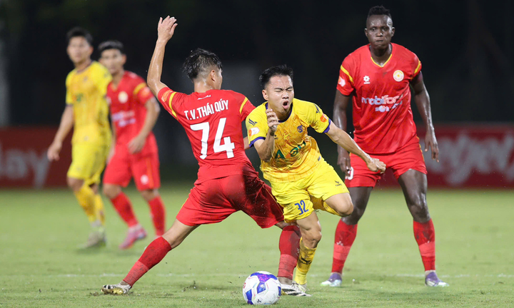 Sông Lam Nghệ An (áo vàng) thua đội mới lên hạng. (Ảnh: VPF)