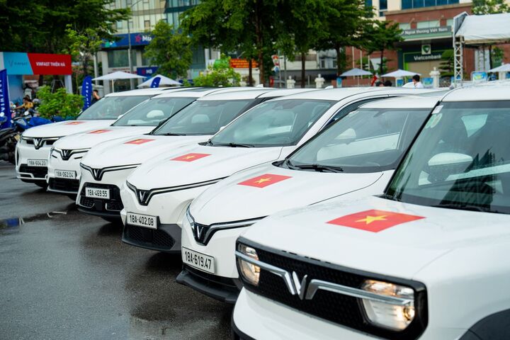 VinFast tặng 100.000 bộ decal Quốc kỳ Việt Nam - mừng 80 năm Quốc khánh - 3