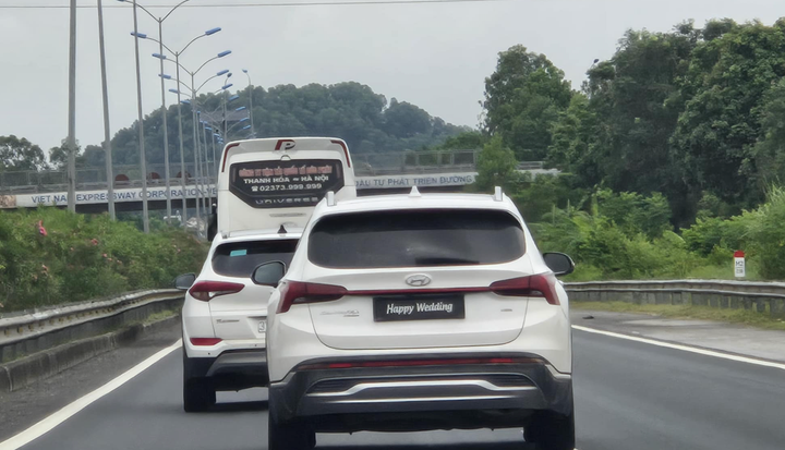 Chiếc xe che biển số khi đi trên cao tốc.