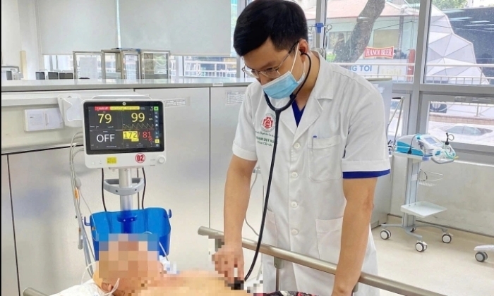 Bác sĩ khám cho bệnh nhân uống An cung ngưu hoàng hoàn chữa đột quỵ. (Ảnh: BVCC)