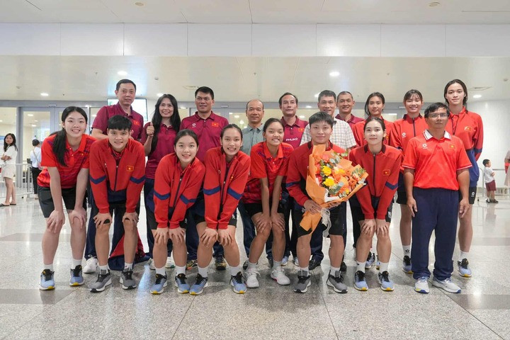 Đội tuyển bóng chuyền nữ U21 Việt Nam về nước.
