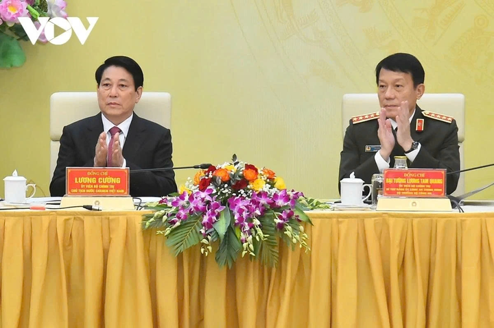 Chủ tịch nước Lương Cường đến thăm và làm việc với Bộ Công an vào sáng 11/12/2024 tại Hà Nội. (Trong ảnh: Chủ tịch nước Lương Cường và Bộ trưởng Bộ Công an Lương Tam Quang)