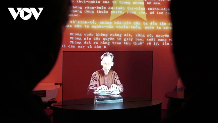 Khu vực trải nghiệm thực tế ảo được bố trí không gian trải nghiệm thực cảnh Hà Nội năm 1945 bằng công nghệ thực tế ảo VR. Thông qua hệ thống ống nhòm VR, du khách có thể quan sát và hình dung lại khung cảnh Thủ đô cách đây gần một thế kỷ với những con phố cổ, người dân Hà Nội trong trang phục ở thời kỳ đó, với không khí sục sôi của Cách mạng tháng Tám.