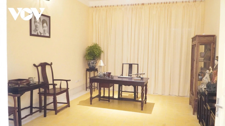 Tầng 3: Phòng thờ Bác và phòng triển lãm tái hiện không gian sinh hoạt gia đình nhà tư sản dân tộc yêu nước Trịnh Văn Bô - Hoàng Thị Minh Hồ.