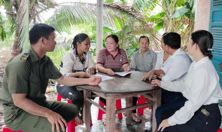 Chính quyền tỉnh Tây Ninh thăm hỏi các gia đình có hoàn cảnh khó khăn. (Ảnh: Thanh Phong)