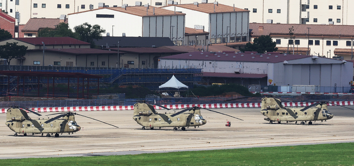 Trực thăng Chinook được nhìn thấy tại Trại Humphreys ở Pyeongtaek, cách Seoul khoảng 60km về phía nam. (Ảnh: Yonhap)