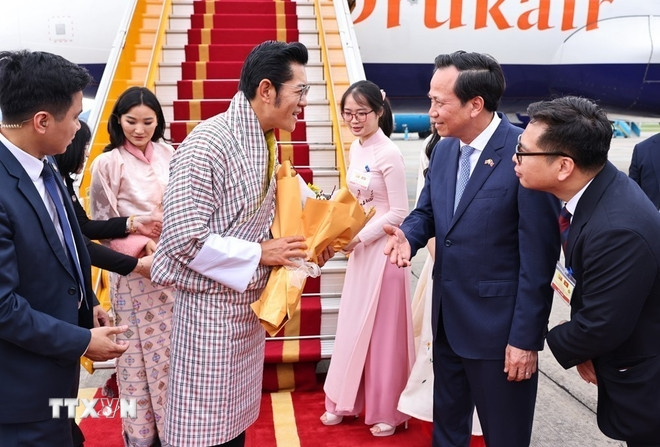 Bộ trưởng Bộ Dân tộc và Tôn giáo Đào Ngọc Dung đón Quốc vương Bhutan Jigme Khesar Namgyel Wangchuck và Hoàng hậu tại sân bay Quốc tế Nội Bài.
