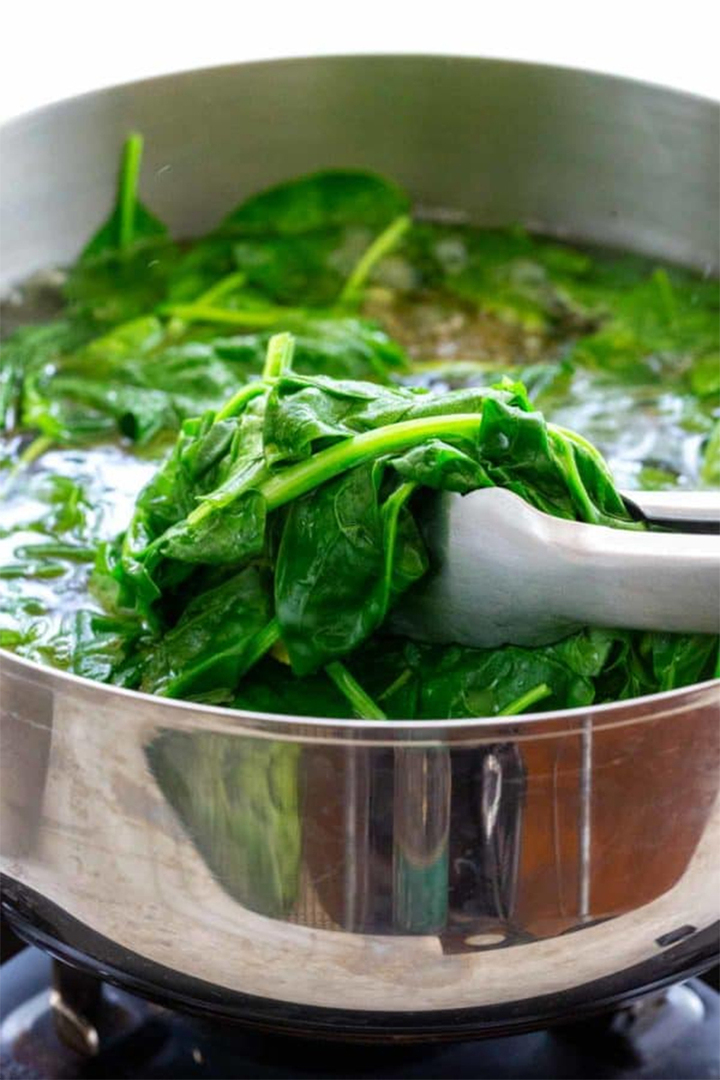 Việc chần cải bỏ xôi trước khi ăn giúp giảm nguy cơ hình thành sỏi thận. (Ảnh: Botanichealthcare)